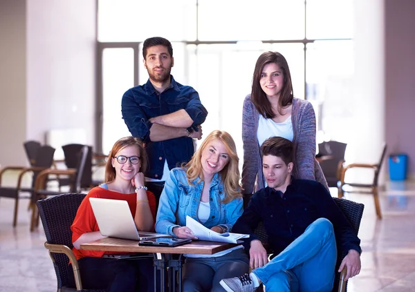 Grupa studentów stojących razem jako zespół — Zdjęcie stockowe