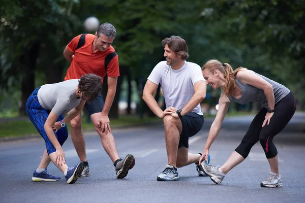 Jogginggruppe Dehnt Sich Vor Dem Training Park — Stockfoto