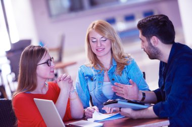 Öğrenci grubu okul projesinde birlikte çalışıyor.