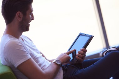 Tablet üzerinde çalışan öğrenci