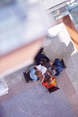 okul projesi üzerinde modern Üniversitesi'nde, üstten görünüm takım çalışması iş kavramı birlikte çalışma öğrenci grubu