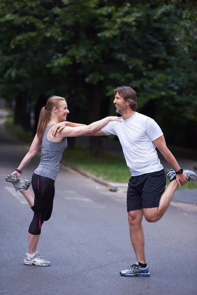 Joggingpaar streckt sich — Stockfoto