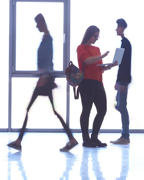 Studente ragazza in piedi con computer portatile, gruppo di persone di passaggio — Foto Stock