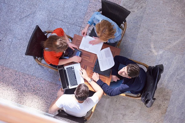 Grupo de estudiantes trabajando juntos en el proyecto escolar — Foto de Stock