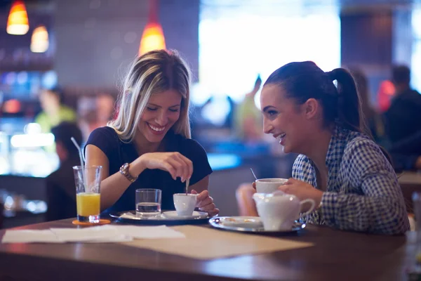 Flickor med fika i restaurang — Stockfoto