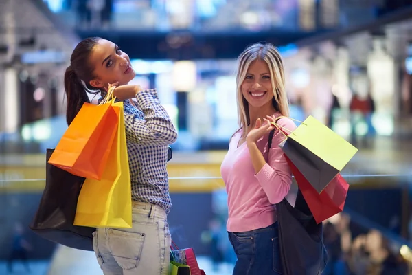 Felici giovani ragazze nel centro commerciale — Foto Stock