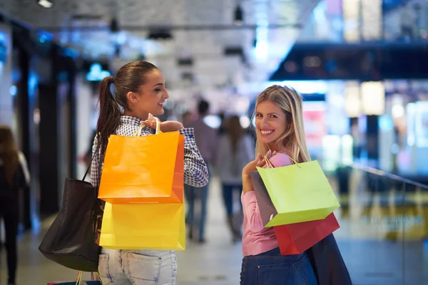 Chicas jóvenes felices en el centro comercial —  Fotos de Stock