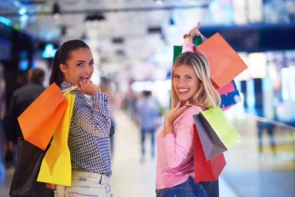 Chicas jóvenes felices en el centro comercial — Foto de Stock