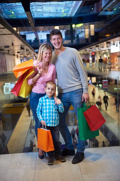 Jovem família com sacos de compras — Fotografia de Stock