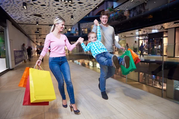 Jonge gezin met shopping tassen — Stockfoto