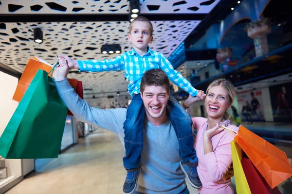 Familia joven con bolsas de compras — Foto de Stock