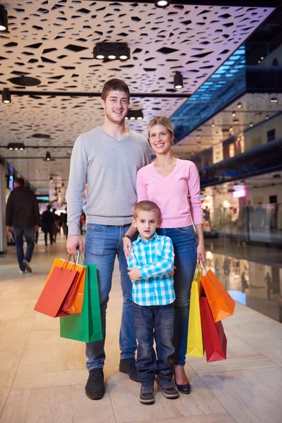 若い家族はショッピング バッグと — ストック写真