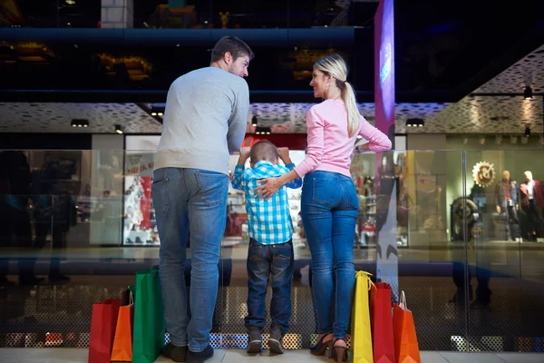 Familia Joven Feliz Con Bolsas Compras Centro Comercial — Foto de Stock