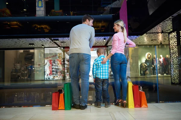 Familia joven con bolsas de compras — Foto de Stock