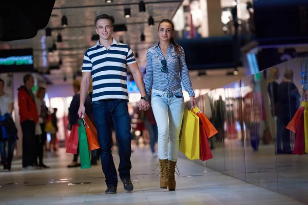 Junges Paar mit Einkaufstüten — Stockfoto