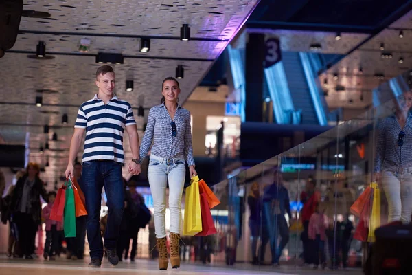 Jovem casal com sacos de compras — Fotografia de Stock