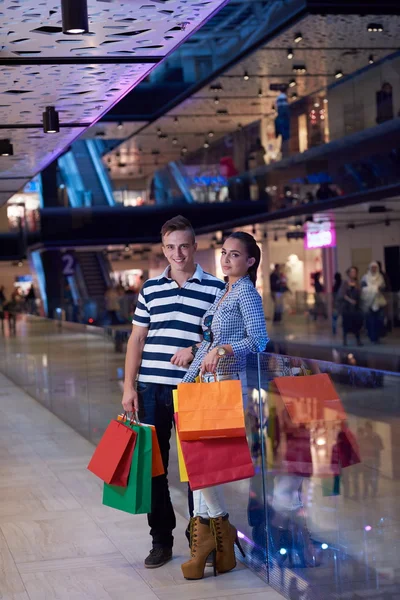 Jeune couple avec sacs à provisions — Photo