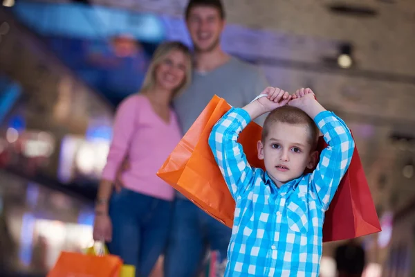 Genç ailesi ile alışveriş torbaları — Stok fotoğraf