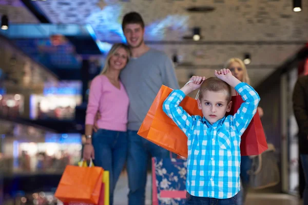 Heureux Jeune Famille Avec Des Sacs Provisions Dans Centre Commercial — Photo