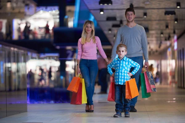 Familia joven con bolsas de compras — Foto de Stock