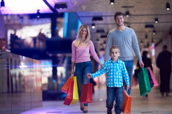 Jovem família com sacos de compras — Fotografia de Stock