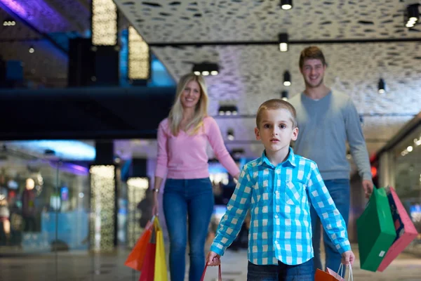 Familia joven con bolsas de compras — Foto de Stock