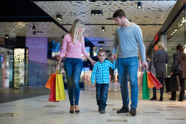 Glückliche Junge Familie Mit Einkaufstüten Einkaufszentrum — Stockfoto