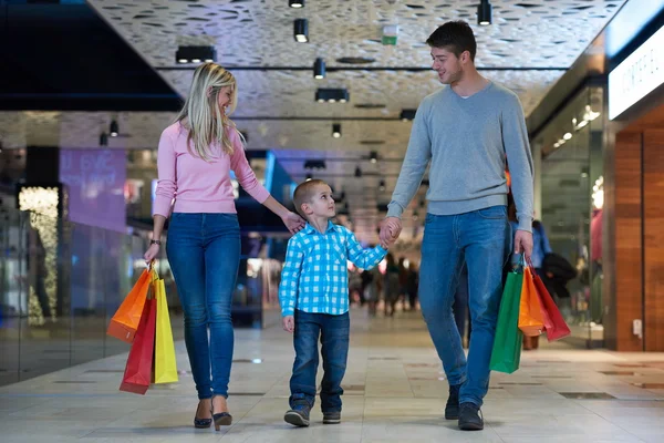 Ung familie med indkøbsposer - Stock-foto