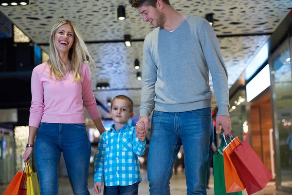 Jovem família com sacos de compras — Fotografia de Stock