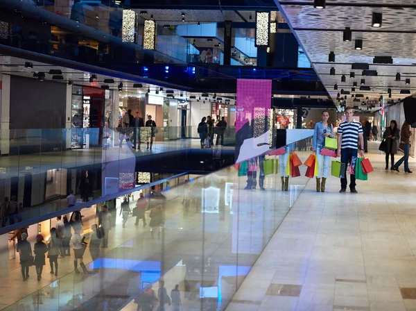 Pareja joven con bolsas de compras —  Fotos de Stock