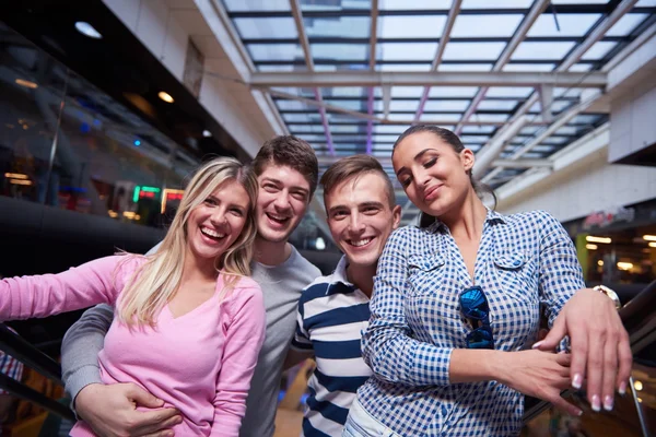 Happy vänner i shopping — Stockfoto