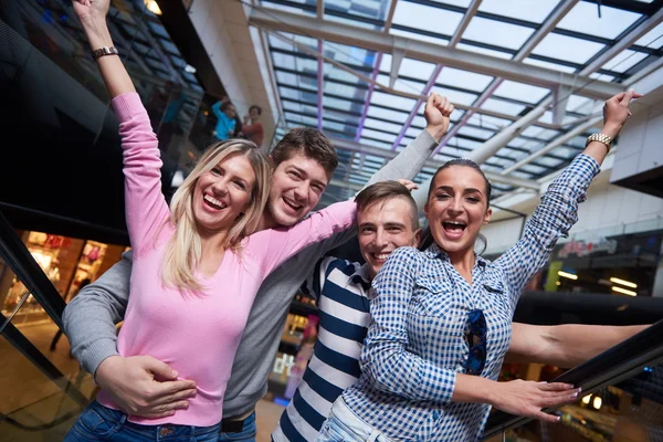 Happy vänner i shopping — Stockfoto