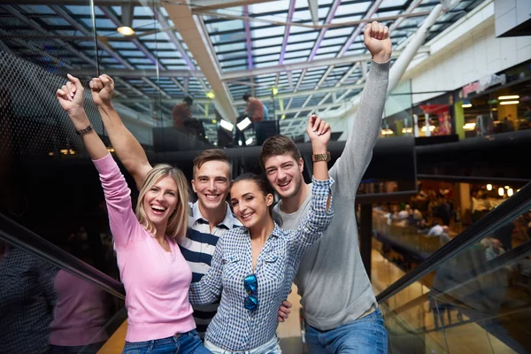 Happy vrienden in het winkelen — Stockfoto