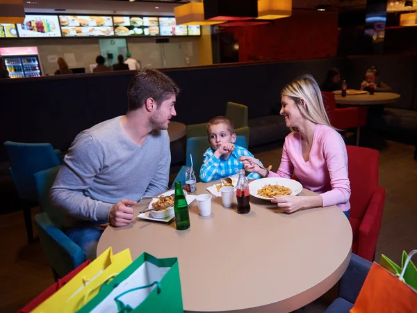 Familie beim Mittagessen in Einkaufszentrum — Stockfoto