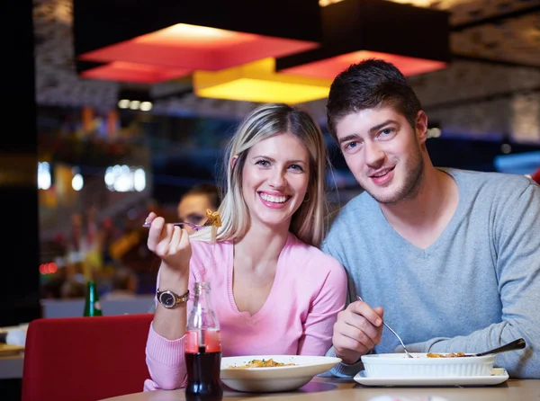 Par med lunch bryta i köpcentrum — Stockfoto