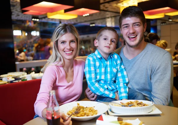 Familie beim Mittagessen in Einkaufszentrum — Stockfoto