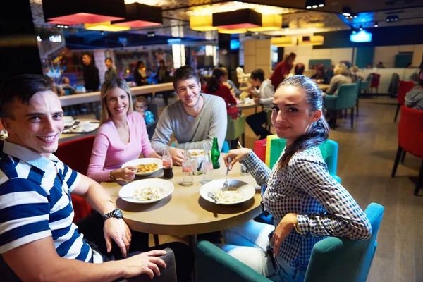 Friends have lunch break in shopping mall — Stock Photo, Image