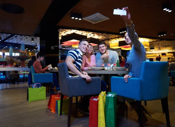 Freunde machen Mittagspause in Einkaufszentrum — Stockfoto