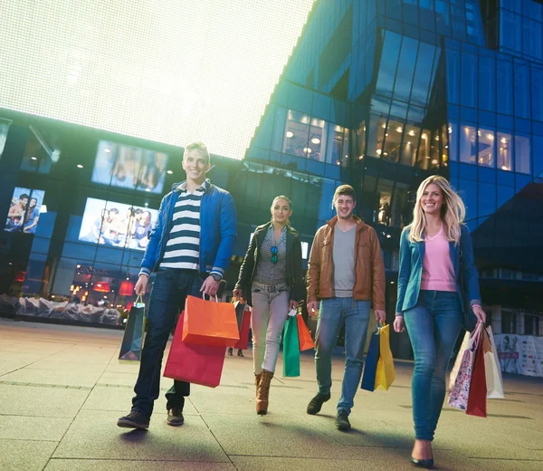 Groep vrienden genieten van winkelen — Stockfoto