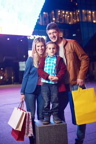 Familia Disfrutando de las compras — Foto de Stock