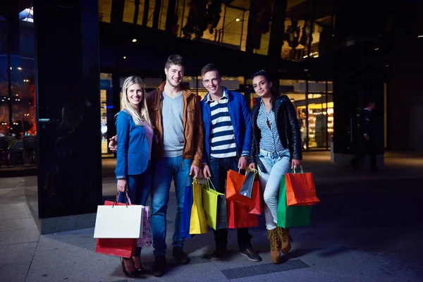 Grupo de amigos disfrutando de las compras — Foto de Stock