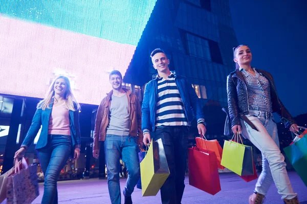 Grupo de amigos disfrutando de las compras — Foto de Stock