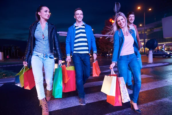 Groep vrienden genieten van winkelen — Stockfoto