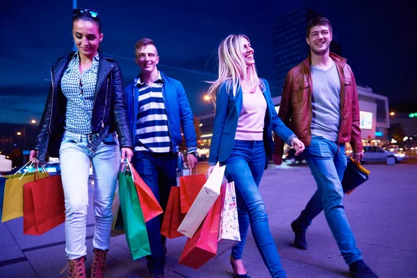 Grupo de amigos disfrutando de las compras — Foto de Stock