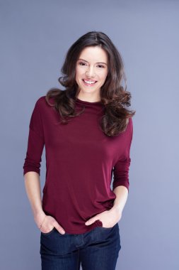 studio izole genç esmer kadın portresi