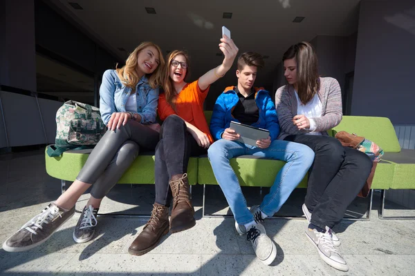 Gruppo di studenti prendendo selfie — Foto Stock