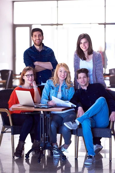 Группа студентов, стоящих вместе как команда — стоковое фото