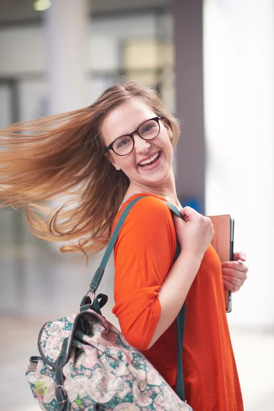 Chica Estudiante Feliz Trabajando Ordenador Portátil Universidad Escuela Moderna Interior — Foto de Stock