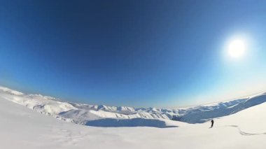 Kıdemli arkadaşlarla helikopter kayağı macerasının heyecanını yaşayın, açık mavi bir gökyüzü altında, nefes kesen karlı bir dağ manzarasında, taze, derin toz karda süzülüyorsunuz..