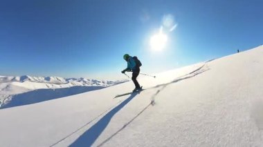 Heliski ve serbest kayak yapmanın heyecanını tecrübe edin. Son sınıf arkadaşlarınızla el değmemiş kar pistinde bir tura çıkın. Aktif bir yaşam tarzı ve dağ macerası.